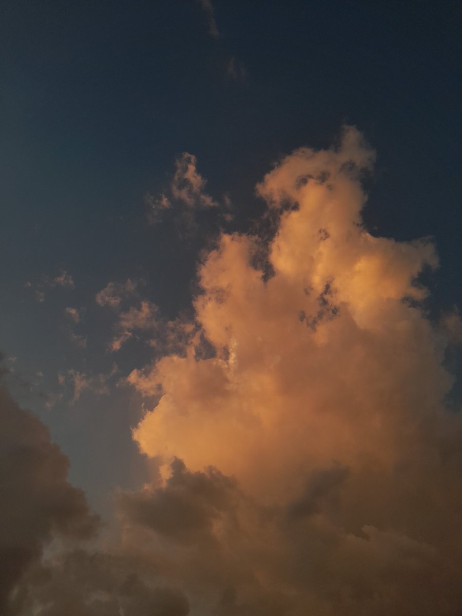 poemstotherain's tweet photo. haven't seen the evening clouds in a long time. no thought just fluffy clouds in my head now https://t.co/30bN2yB3VV