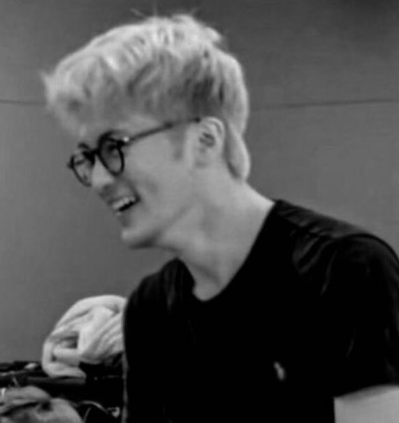 มาร์คปกติหล่ออยู่เเล้ว พอปรับรูปขาวดำ =