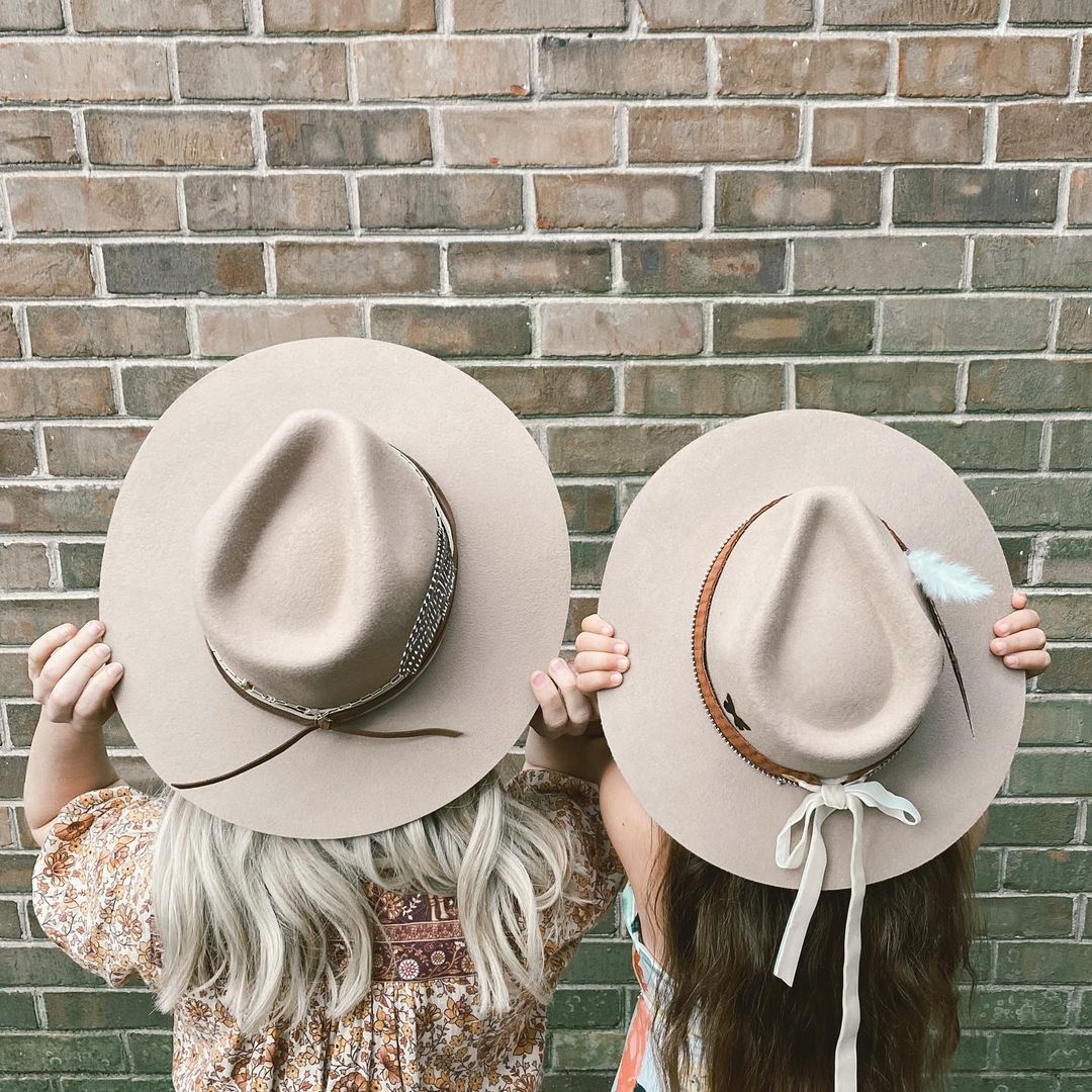 CandiceUpdate's tweet image. Pictures of Candice Accola King with her daughter Florence in Nashville on April 15th
"My cowgirl 🤠 🤠"