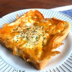 食パンにハムと卵を落として焼く!簡単卵チーズトースト。