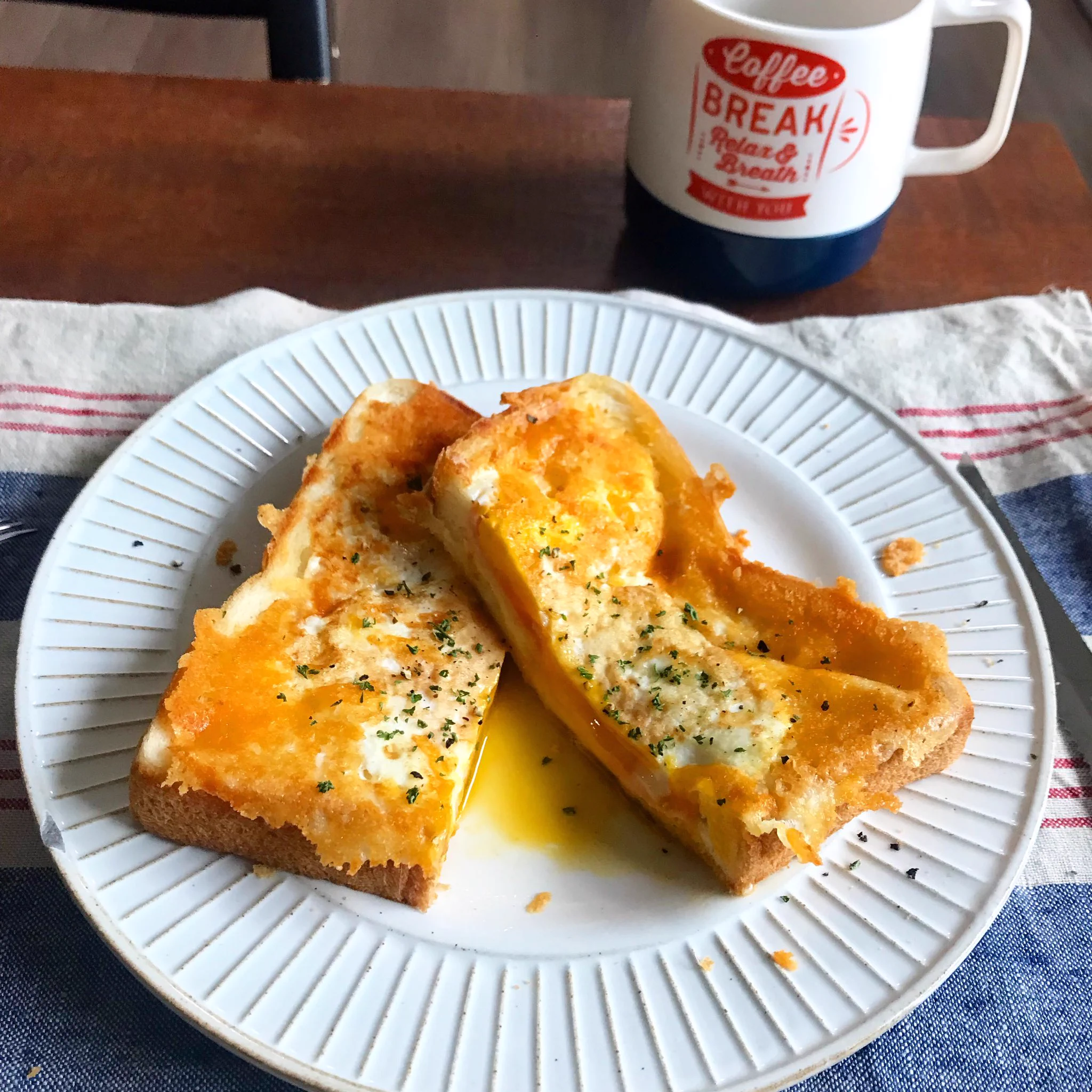 食パンにハムと卵を落として焼く！簡単卵チーズトースト。