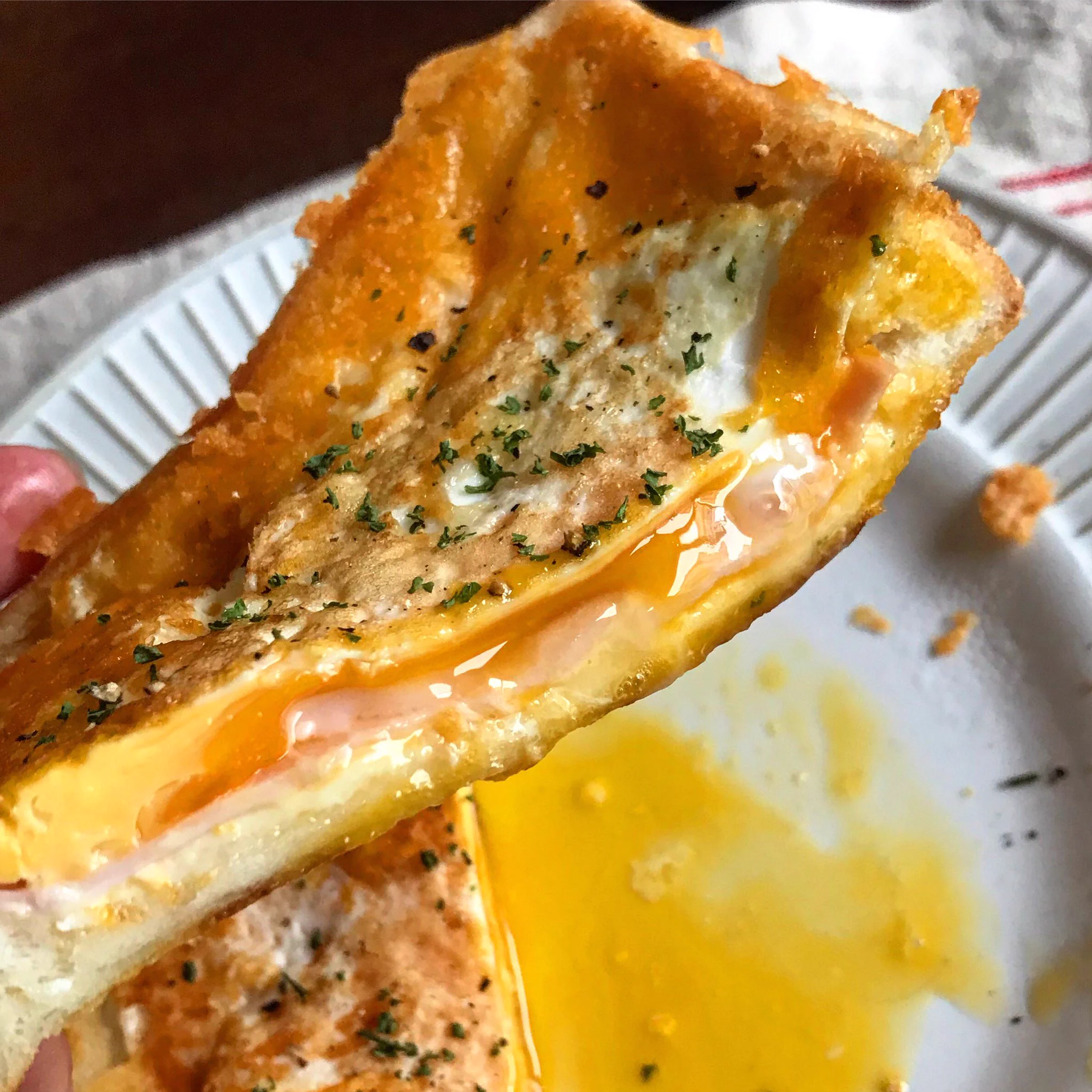 食パンにハムと卵を落として焼く！簡単卵チーズトースト。