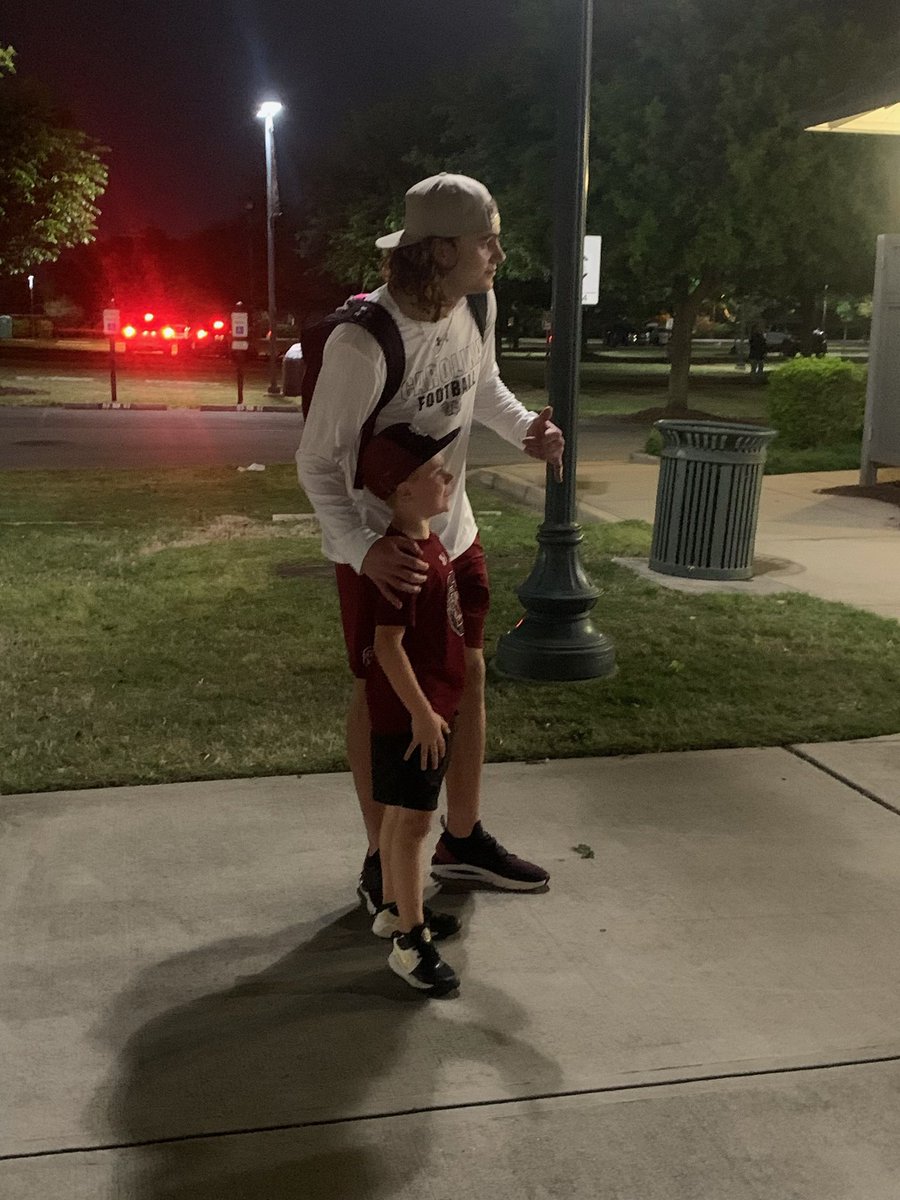 olivergauthier8's tweet photo. The look on these kids faces when you take the time to take a picture or sign a autograph is priceless!!!!  Being a player goes beyond the field of play! Proud of you colt #4 @ColtenGauthier @GamecockFB https://t.co/8YkldDGfPc