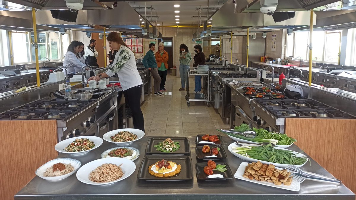 Başkent Üniversitesi Thermopolium Gastronomi Akademisi mutfaklarında <a href="/spitefuldodger/">Gamz</a> ve ekibi 
TADYA (Tahtacıörencik Doğal Yaşam Kolektifi) üreticilerinin mevsiminde ve doğa dostu ürünlerini kullanarak çeşitli tarifler denedi. 
#gıdamızgeleceğimiz
<a href="/suyader/">Sümerbank Derneği</a> @sgpturkiye <a href="/baskentunv/">Başkent Üniversitesi</a>