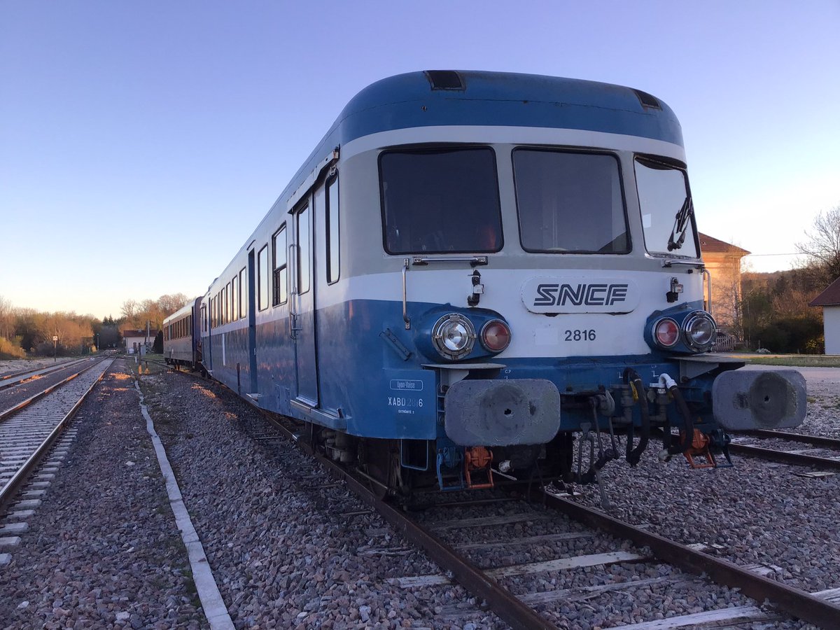 GUILLONAlexis3's tweet photo. Une belle balade dans le haut Doubs avec l’association autorail x2800 du haut Doubs.

Beau temps et une belle chasse à l’œuf dans l’ancienne gare de Longemaison restée dans son jus.

#ligne_des_horlogers https://t.co/K9J1OyKOKp