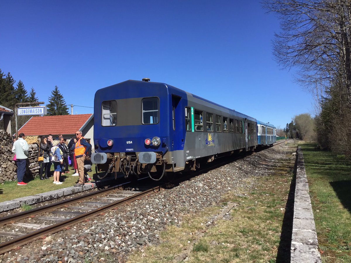 GUILLONAlexis3's tweet photo. Une belle balade dans le haut Doubs avec l’association autorail x2800 du haut Doubs.

Beau temps et une belle chasse à l’œuf dans l’ancienne gare de Longemaison restée dans son jus.

#ligne_des_horlogers https://t.co/K9J1OyKOKp