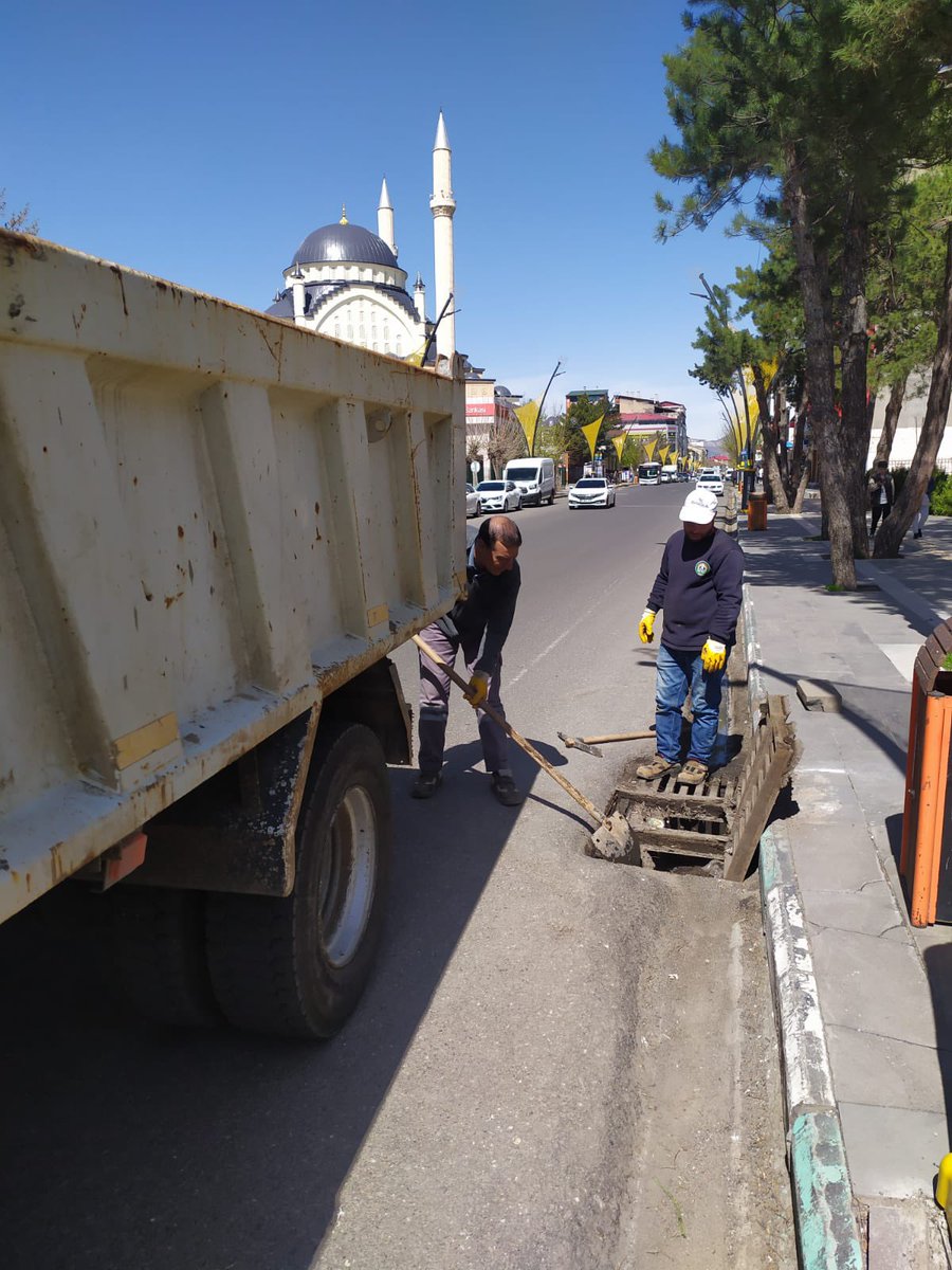 📌 Yağmursuyu Mazgallarının temizliği yapılıyor.

📍İnönü Caddesi

📍Genç Caddesi
