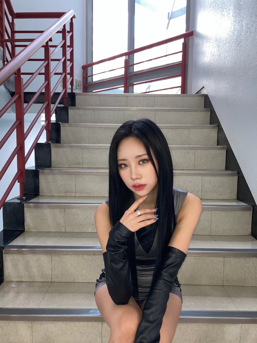 dosiethinker's tweet photo. guys she's hypnotizing us to fall in love w her https://t.co/S0LYnAQUh1