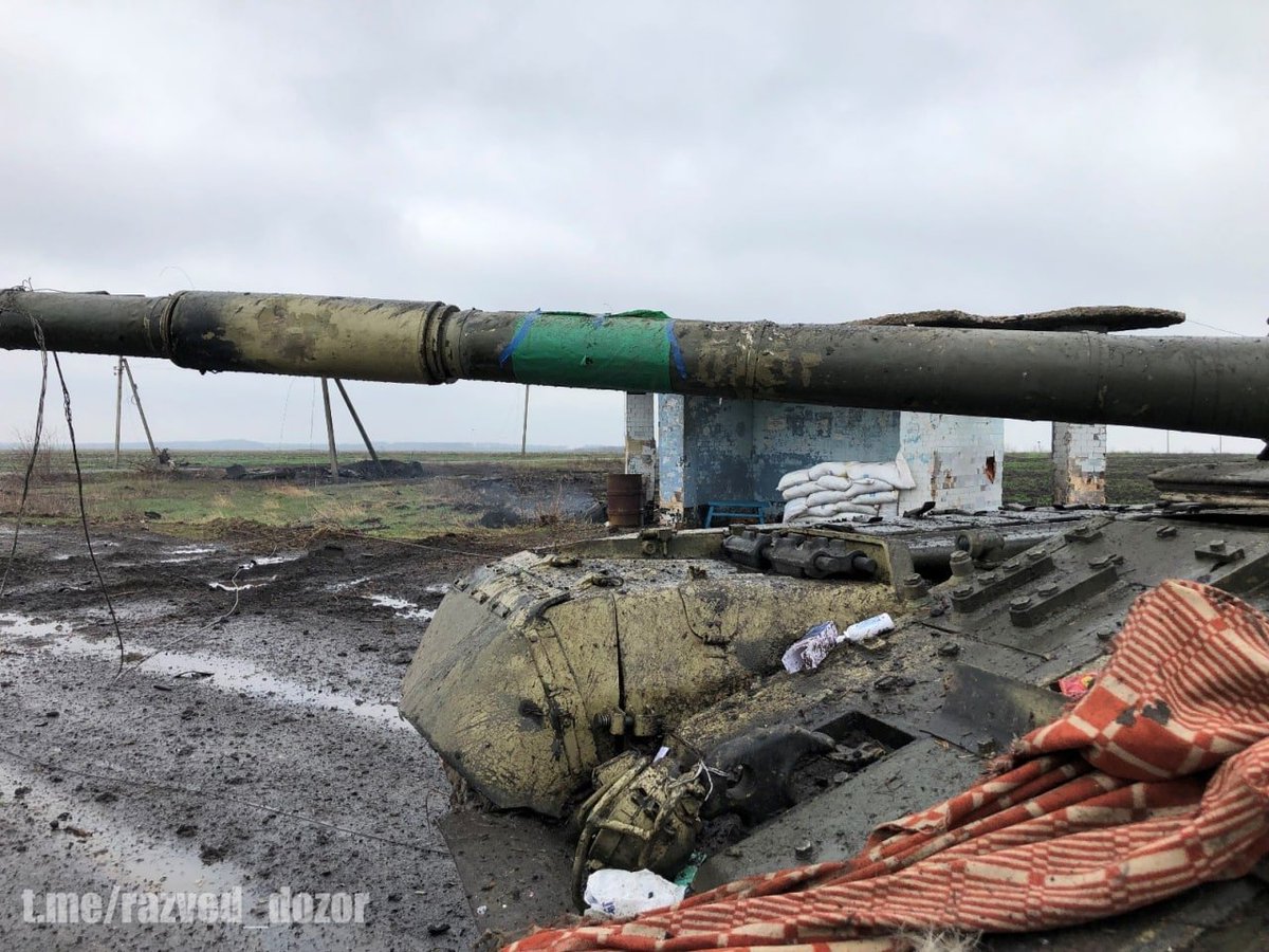 PolymarketIntel's tweet photo. #Ukraine: The aftermath of a claimed foiled Ukrainian attack on the Russian positions near Izium, #Kharkiv Oblast - a T-80U tank was captured and another vehicle (BMP?) was destroyed. 
Interestingly, the T-80U tank appears to be previously lost by the RU army and then used by UA. https://t.co/U3c4xJHty3