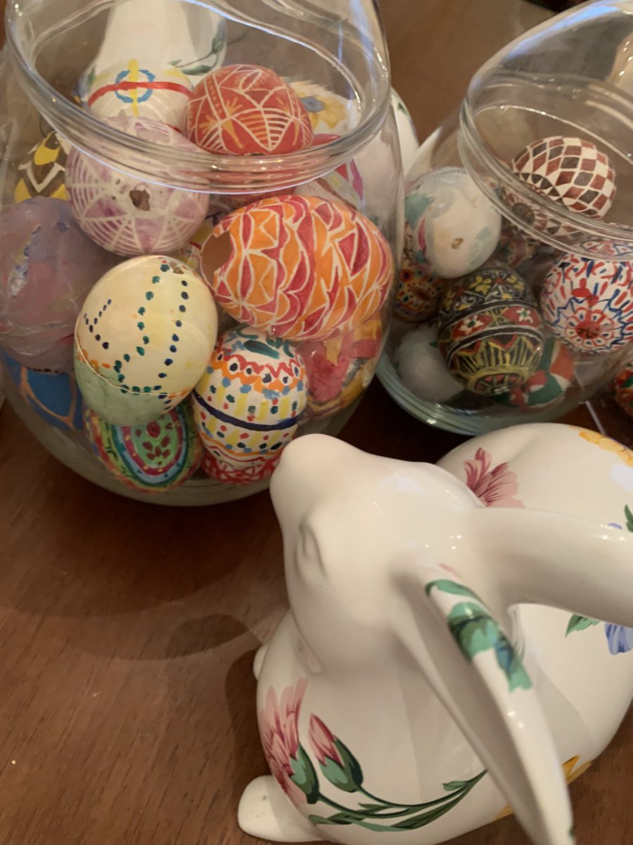 Joyannah73's tweet photo. We let the whole family paint them #EggDecoratingTips https://t.co/KJTqcPjIQh
