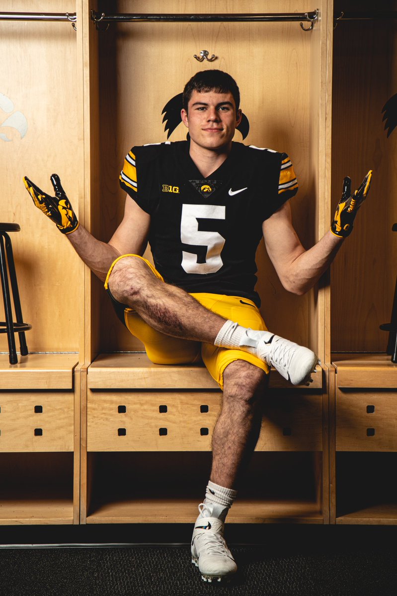 After a great talk with Coach Kirk Ferentz and @CoachSWallace ,I am thankful to receive my 2nd offer from The University of Iowa. Go Hawks⚫️🟡🇺🇸@TylerBarnesIOWA @coachwilson_MHS @SBock247 @Mpantherfball @BlairRIVALS