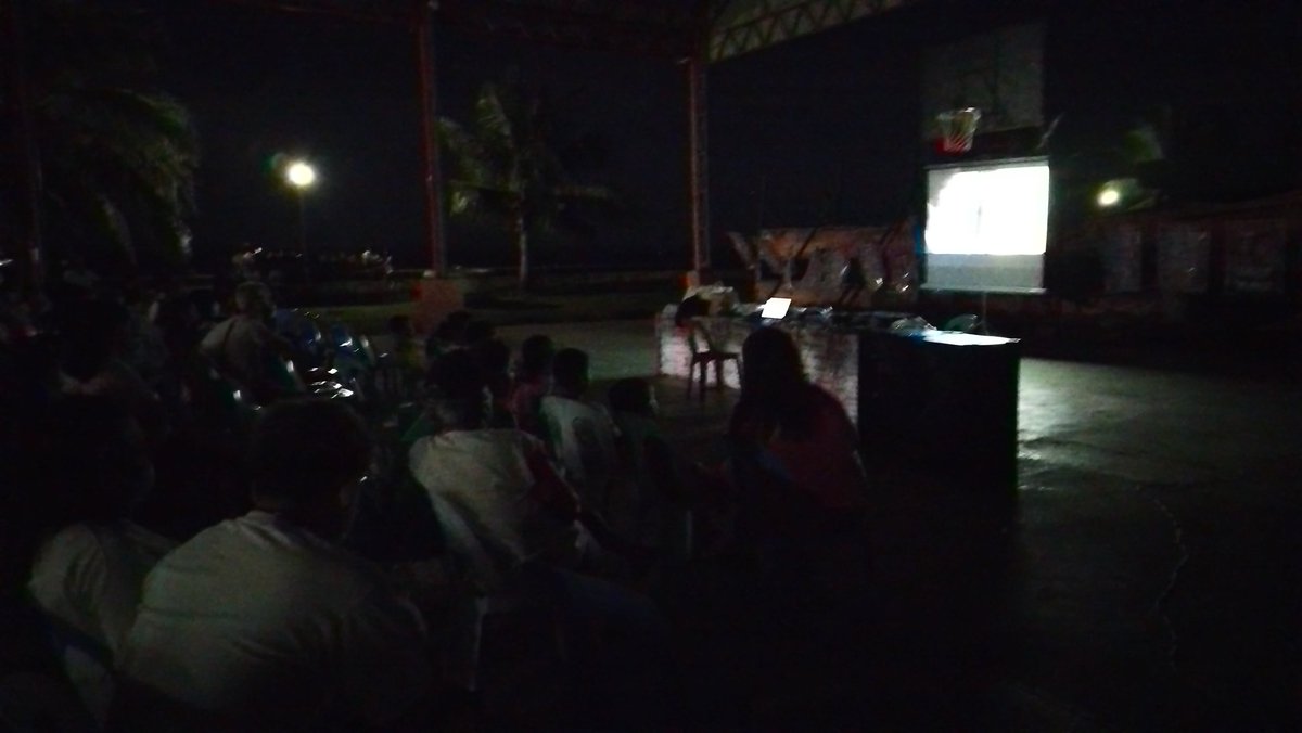 aa0015f's tweet photo. Small film screening of the 2019 documentary #TheKingmaker (dir. @lgreen66) in the small island town of Quezon, Quezon organized by a local campaign group for @lenirobredo &amp; @kikopangilinan #LeniKiko2022 #LetLeniLead #KulayRosasAngBukas https://t.co/8kgXnHAGyn