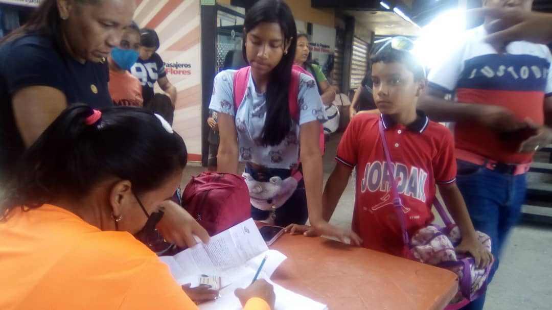 cmdnapc's tweet photo. #VamosConTodo Continuamos con el #PuntoDeControl en el @terminalpc por instrucciones del alcalde @JCbetancourt72 en marco del operativo #SemanaSanta para prevenir el traslado ilegal de niños y adolescentes a través del este terminal. @apuertocabello @MaDanielaDiaz31 https://t.co/L6tXbBXBit