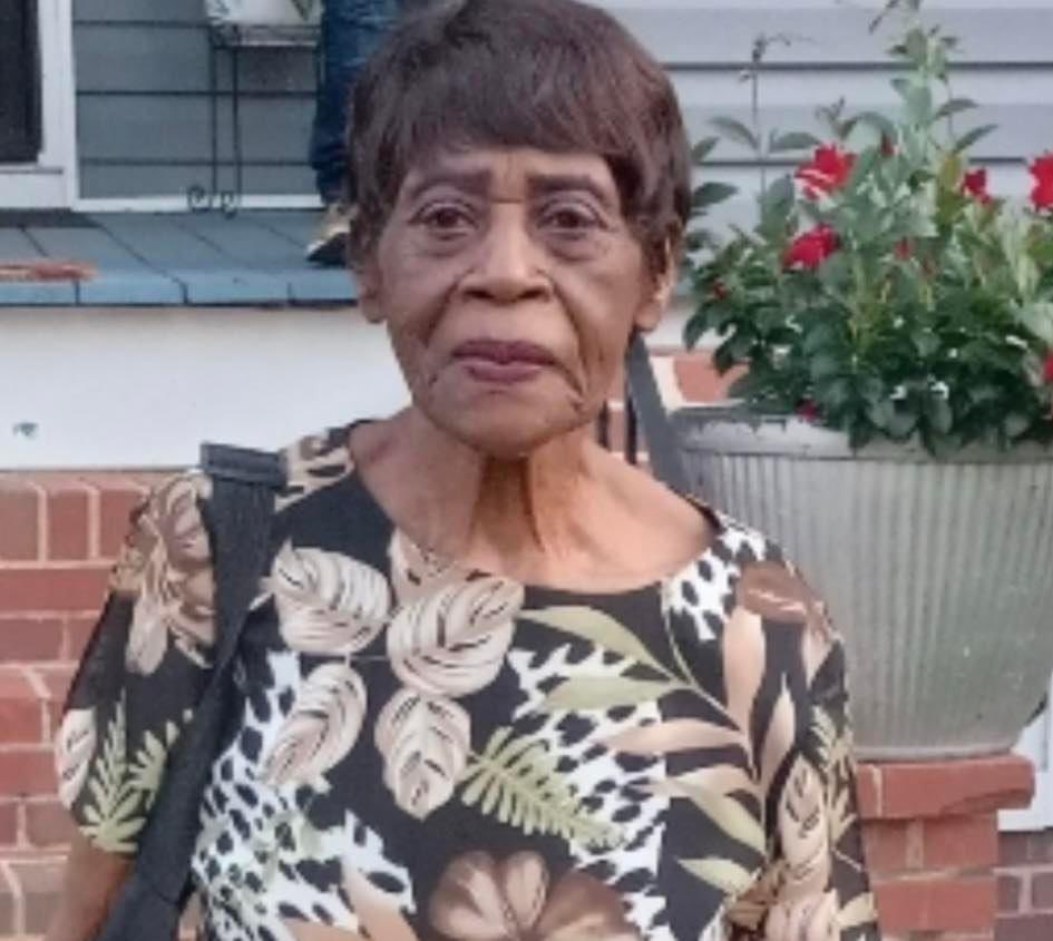 BAM_FI's tweet photo. #Washington, DC: 89y/o Deloris Harris was last seen 4/16/22 in the 3900 blk of Connecticut Ave NW.

Harris is 110lbs, last seen wearing a grey sweatshirt, blue leggings &amp; colorful sneakers. She is in desperate need of her medication &amp; medical attention.

#HelpUsFindDelorisHarris https://t.co/uMdUnWTXiq