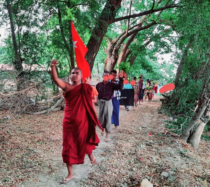 riri6160's tweet photo. Despite having difficulties, the Pyigyitakun’s night strike led by a monk who is charged under section 505 (A) , was continued successfully today.   #EasterEggStrike #PrayForMyanmar #2022Apr17Coup #WhatsHappeningInMyanmar https://t.co/g9x3zH0r0L