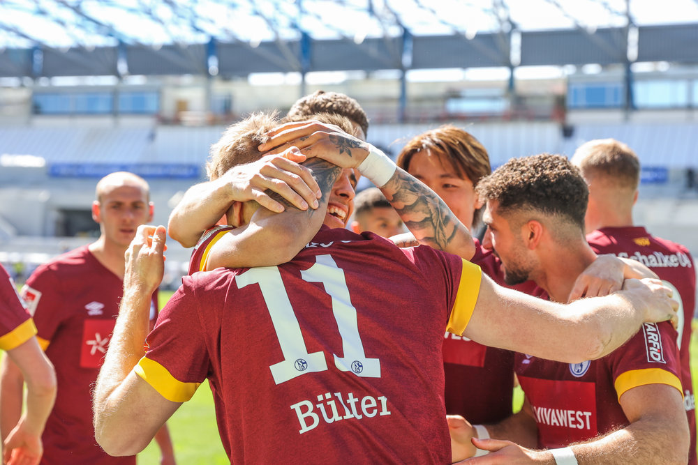 Buzz04App's tweet photo. Der FC Schalke 04 feiert einen Kantersieg in Darmstadt. 
Beim 2:5 Auswärtserfolg glänzten die beiden Torschützen Simon Terodde (14',29') und Marius Bülter (42', 48', 62') jeweils mit einem Doppel- und Dreierpack.(Foto: Tim Rehbein/RHR-Foto)

#svds04 #schalke #buzzapp https://t.co/zOCkEgXvlP