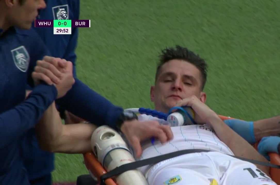 Педан травма видео. Эшли Уэствуд травма. Травмированного игрока уносят футбол.