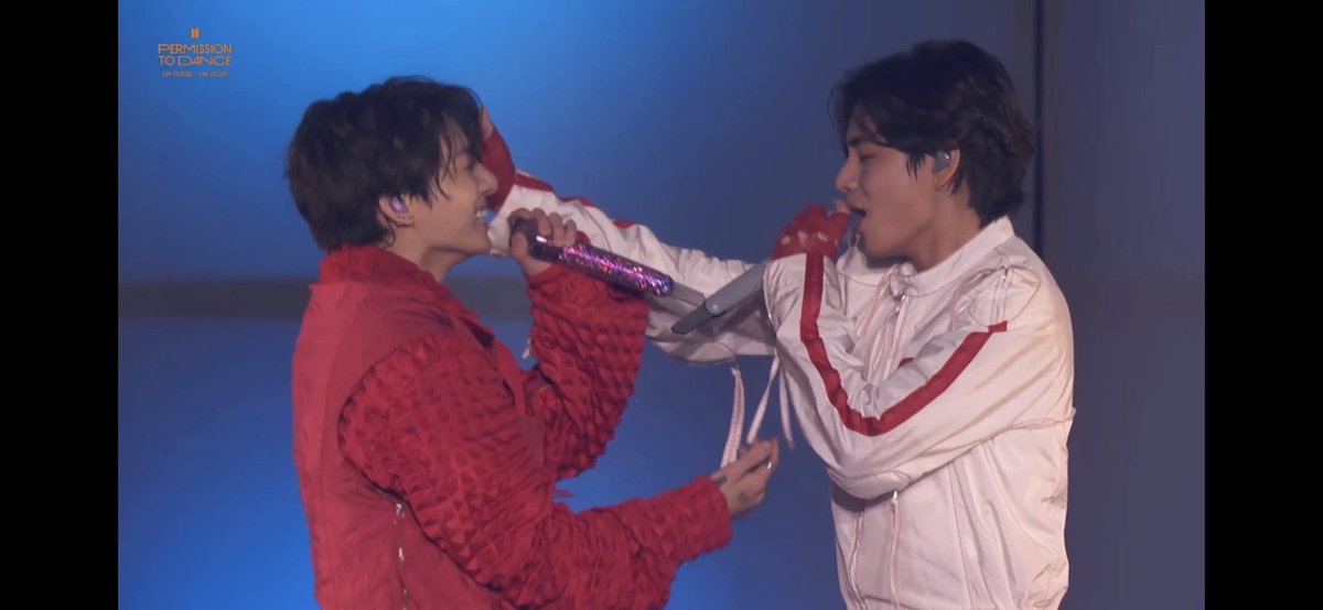 fanficreader3's tweet photo. #taekook singing #DNA last night #BTS #btslasvegasconcert #LIVEBTS #TAEHYUNGANGEL #JUNGKOOK https://t.co/YlnrELZfJZ