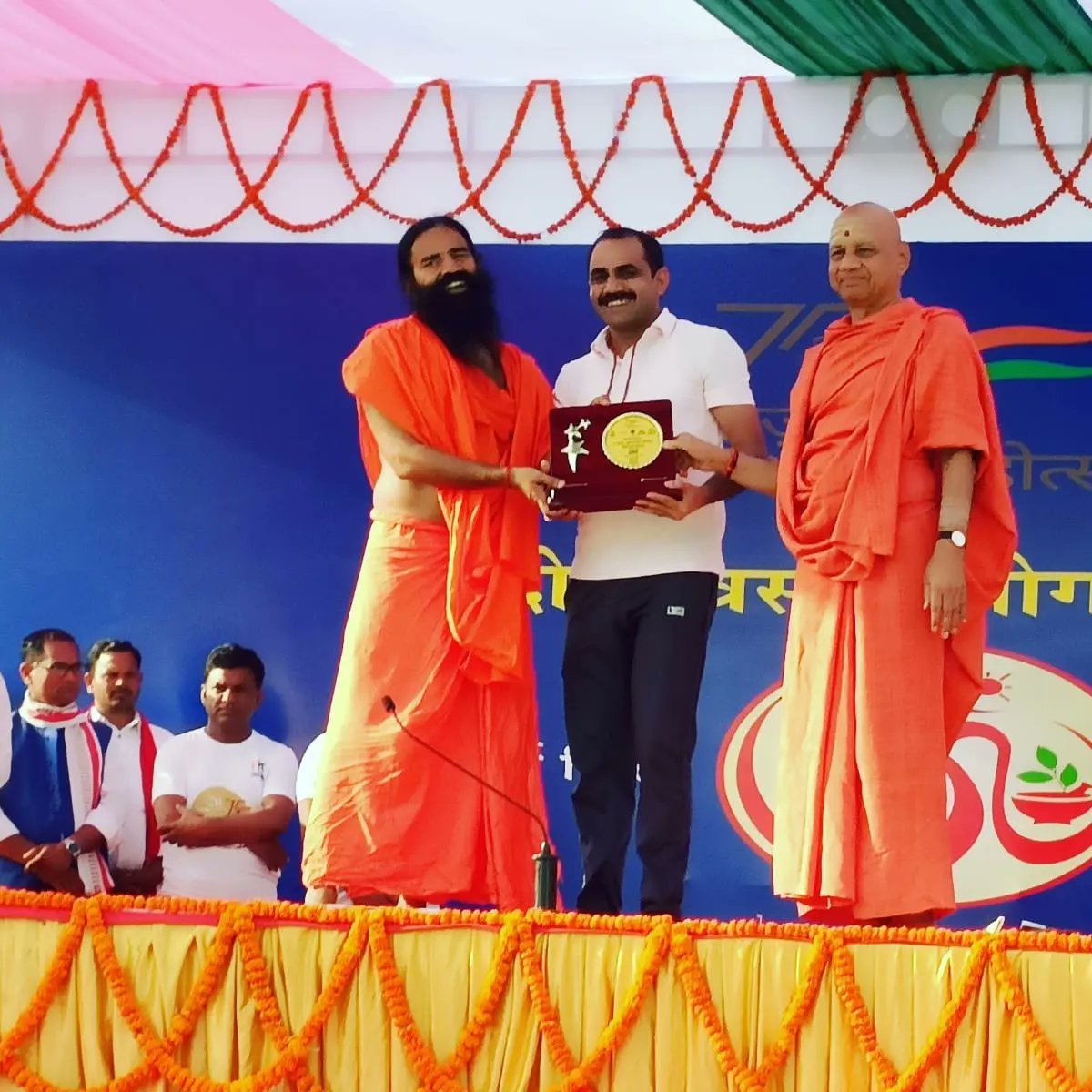 navbharatbah's tweet photo. Our Exe Member Shri #NiranjanKumar had the Opportunity to meet and enjoy the Yoga session of #Yog #Guru Shri @yogrishiramdev at the presidential palace today at #Indraprestha (Delhi)
#Presidential
#yoga
#patanjali YogPeeth
#india #Bharat #bahrain
#culture https://t.co/qol4itHvjD