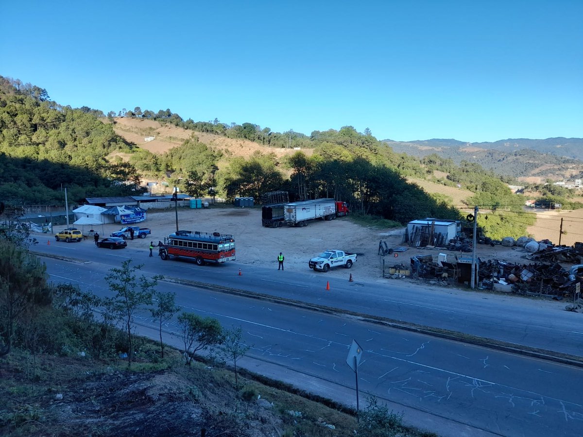 ProvialOficial's tweet photo. @ProvialOficial del @CIVguate realiza operativo interinstitucional en campamento Sinaprese en el km 125 de la ruta Interamericana [CA-1 Occidente] jurisdicción de Los Encuentros, Sololá; con el fin de evitar hechos de transito.

#JuntosPorTuSeguridadVial
#ViajandoSeguro https://t.co/ZpfwFcvw7Q