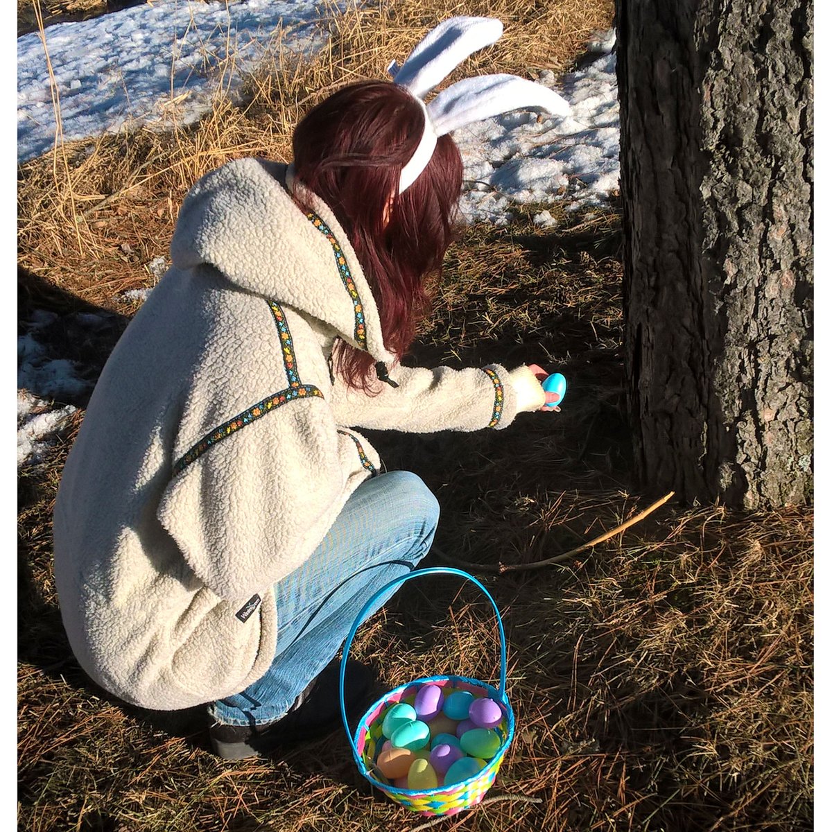 Hoppy Easter from Wintergreen! Have an egg-cellent day &amp; stay warm during your chilly egg hunt - like our Marketing Manager in her retro Wintergreen Fleece Anorak! 🐰🐣 #wearMNmade #happyeaster