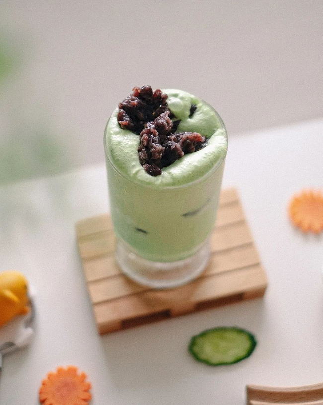 Matchaeologist's tweet photo. ๐ Todayโs #Vibes โฆ #Matcha #IceCream Latte with Red Beansโ Cream! ๐ Tag a #MatchaMate who needs to see this amazing #MatchaRitual captured by @ calebs.hideout!๐ If you want to create your own matcha ice cream latte at home, try our Meikoโข Matcha. ๐ https://t.co/T1lzbGScKQ https://t.co/eMVlaC5wHz