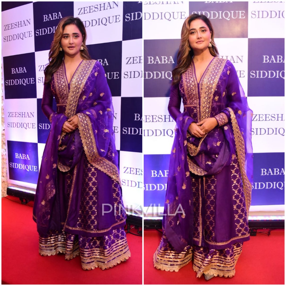 #RashamiDesai looks absolutely gorgeous as she poses for the paparazzi at Baba Siddiqui’s Iftar party.