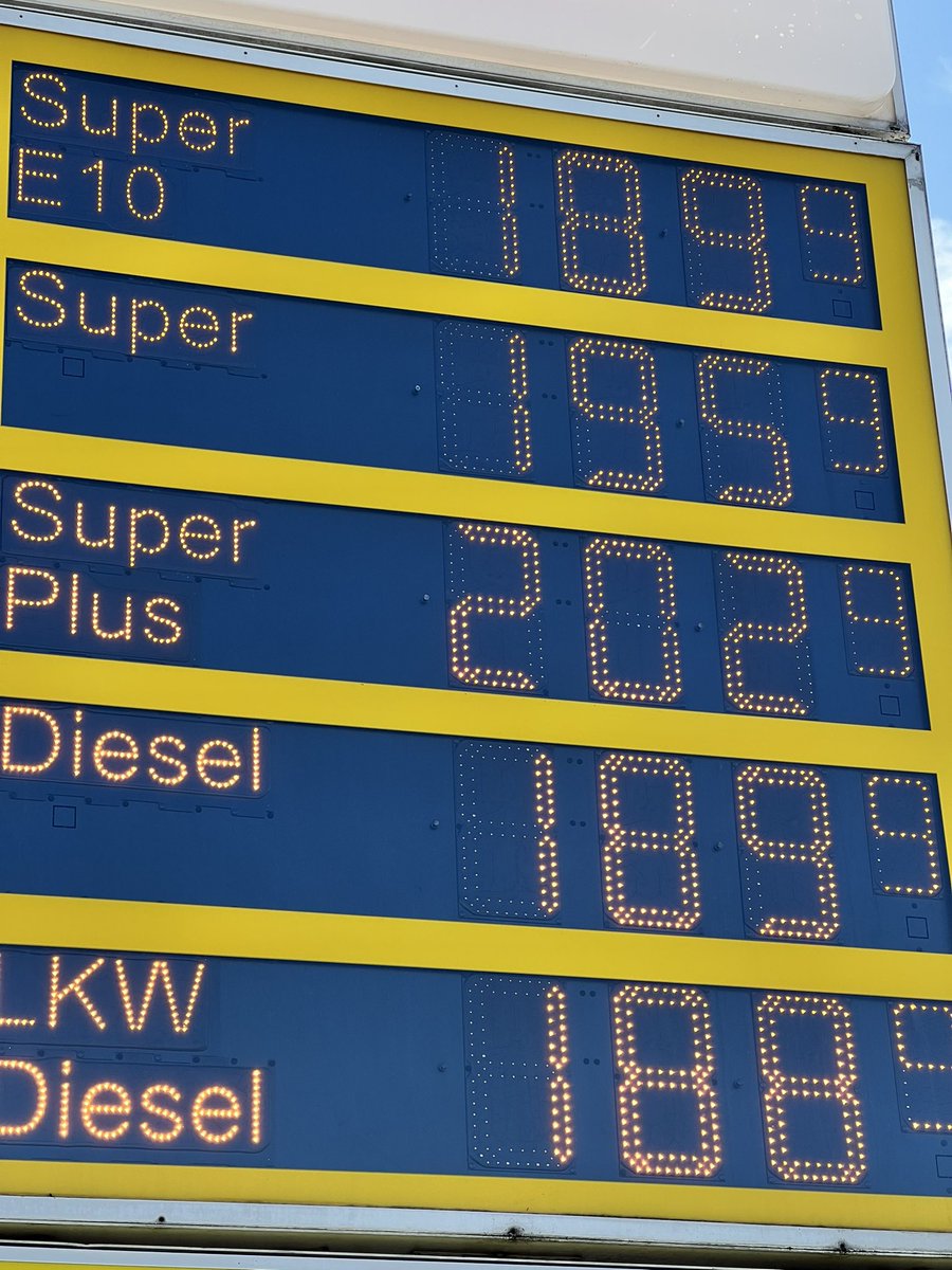 AdWarnar's tweet photo. In Nederland zit t kwartje van Kok er nog gewoon op. Dit is een Tankstelle net over de Duitse grens. https://t.co/alVSlFZuYe