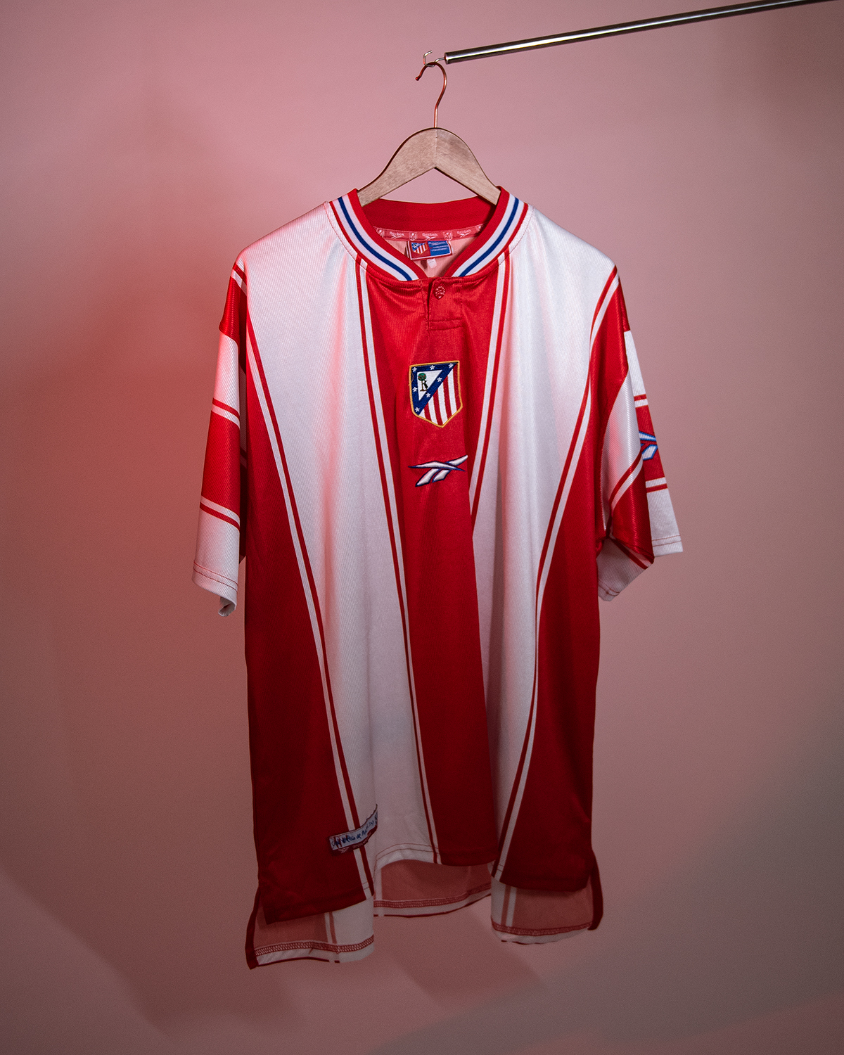 adecuado Persona Discriminatorio Classic Football Shirts on Twitter: "Atlético Madrid 1999 Home by Reebok  🇪🇸 The central crest and manufacturer logo and sponsorless 😍 35 goals in  47 games for Jimmy Floyd Hasselbaink in a