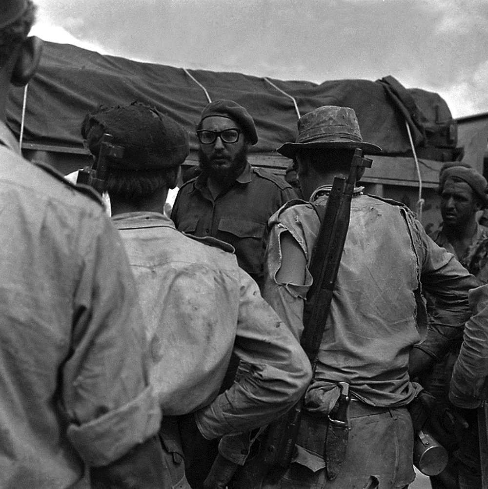#Fidel: Cuando se combatía en la Sierra Maestra, la Revolución libraba sus batallas por objetivos determinados ... Pero cuando llegamos a #Girón, ¡nuestros combatientes fueron allí a luchar y a morir y a pagar el precio que fuera necesario por la causa del socialismo!”.