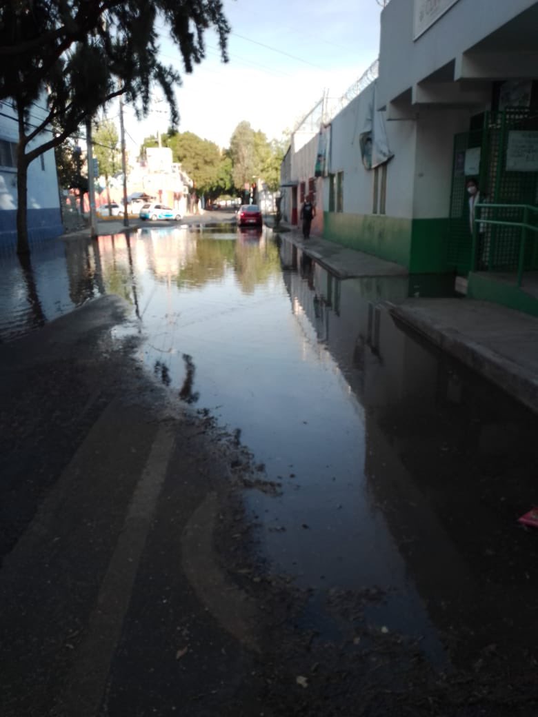 J0S3FO's tweet photo. @SacmexCDMX URGENTE quiero reportar una fuga de agua en la esquina de Aztlán y Yaquis, colonia La Raza, Alcaldía Azcapotzalco, CP 02990, donde se ubica el Centro de Salud El Arenal y está al borde de ingresar el agua al mismo, poniendo en riesgo las instalaciones. https://t.co/nPsV86lhRY