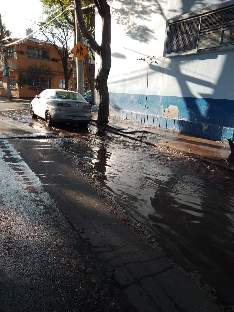 J0S3FO's tweet photo. @SacmexCDMX URGENTE quiero reportar una fuga de agua en la esquina de Aztlán y Yaquis, colonia La Raza, Alcaldía Azcapotzalco, CP 02990, donde se ubica el Centro de Salud El Arenal y está al borde de ingresar el agua al mismo, poniendo en riesgo las instalaciones. https://t.co/nPsV86lhRY
