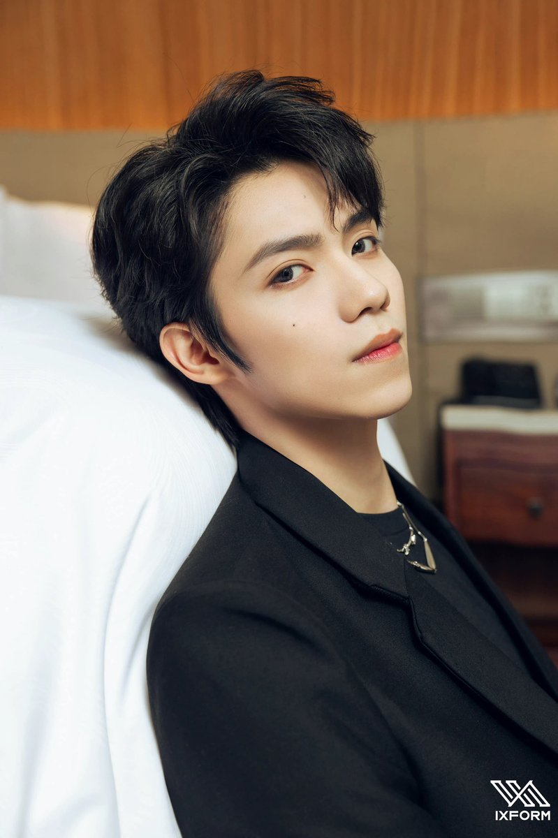 dramapotatoe's tweet photo. #LuoYizhou for an Estée Lauder livestream event 

More - https://t.co/XRg0iZbd0z https://t.co/3IcNR4muxz