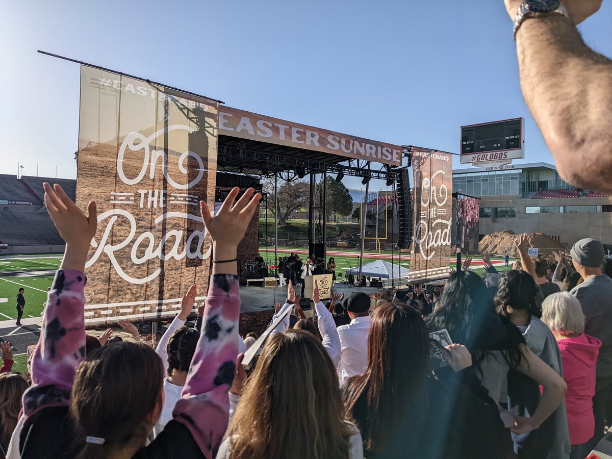 LivCampbellNM's tweet photo. #EasterABQ with @CalvaryABQ 💐🌄🙌🏼 https://t.co/mp9MksdoeC