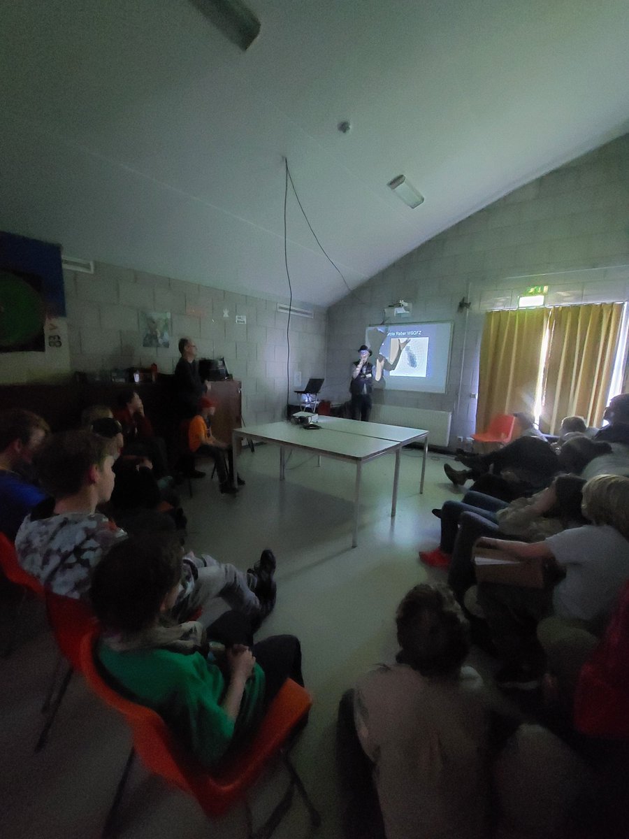 Nu zijn de mannen van #camras uit Dwingeloo bij ons te gast. Zij leggen uit over de #telescoop en over bijvoorbeeld het doppler effect! Wij gaan zo #proefjes doen na deze presentatie!