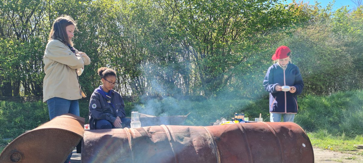 Vanmiddag zijn wij begonnen met nieuwe #workshops onder andere met het maken van de enigmarol, programmeren, vuur maken met elektrische dingen en scrap heap!