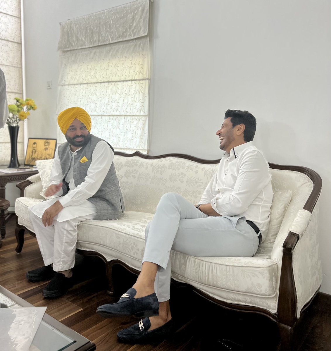 harbhajanmann's tweet image. The family and I, along with Babu Singh Maan Ji, spent some quality time with our honourable CM, Bhagwant Mann at his Chandigarh residence. 

ਮਾਲਕ ਮੇਹਰ ਕਰੇ, ਸੀ ਐਮ ਸਾਹਿਬ ਦਾ ਪੰਜਾਬ ਪ੍ਰਤੀ ਹਰ ਸੁਪਨਾ ਪੂਰਾ ਹੋਵੇ। ਸੱਚੀ ਨੀਅਤ ਨਾਲ ਕੀਤੀ ਜਾ ਰਹੀ ਮਿਹਨਤ ਤੇ ਹਰ ਕੋਸ਼ਿਸ਼ ਨੂੰ ਭਾਗ ਲੱਗਣ🙏🏻

@BhagwantMann