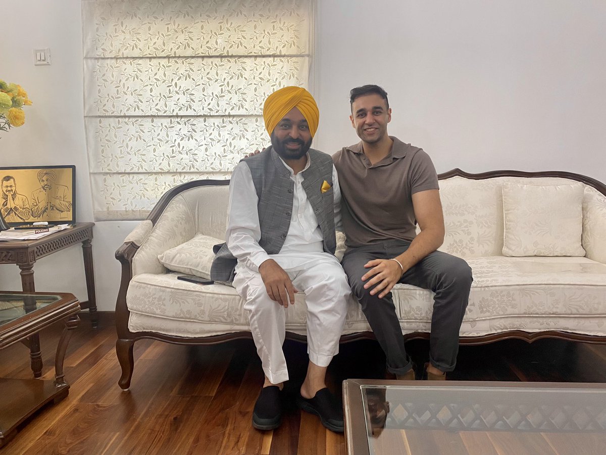 harbhajanmann's tweet image. The family and I, along with Babu Singh Maan Ji, spent some quality time with our honourable CM, Bhagwant Mann at his Chandigarh residence. 

ਮਾਲਕ ਮੇਹਰ ਕਰੇ, ਸੀ ਐਮ ਸਾਹਿਬ ਦਾ ਪੰਜਾਬ ਪ੍ਰਤੀ ਹਰ ਸੁਪਨਾ ਪੂਰਾ ਹੋਵੇ। ਸੱਚੀ ਨੀਅਤ ਨਾਲ ਕੀਤੀ ਜਾ ਰਹੀ ਮਿਹਨਤ ਤੇ ਹਰ ਕੋਸ਼ਿਸ਼ ਨੂੰ ਭਾਗ ਲੱਗਣ🙏🏻

@BhagwantMann