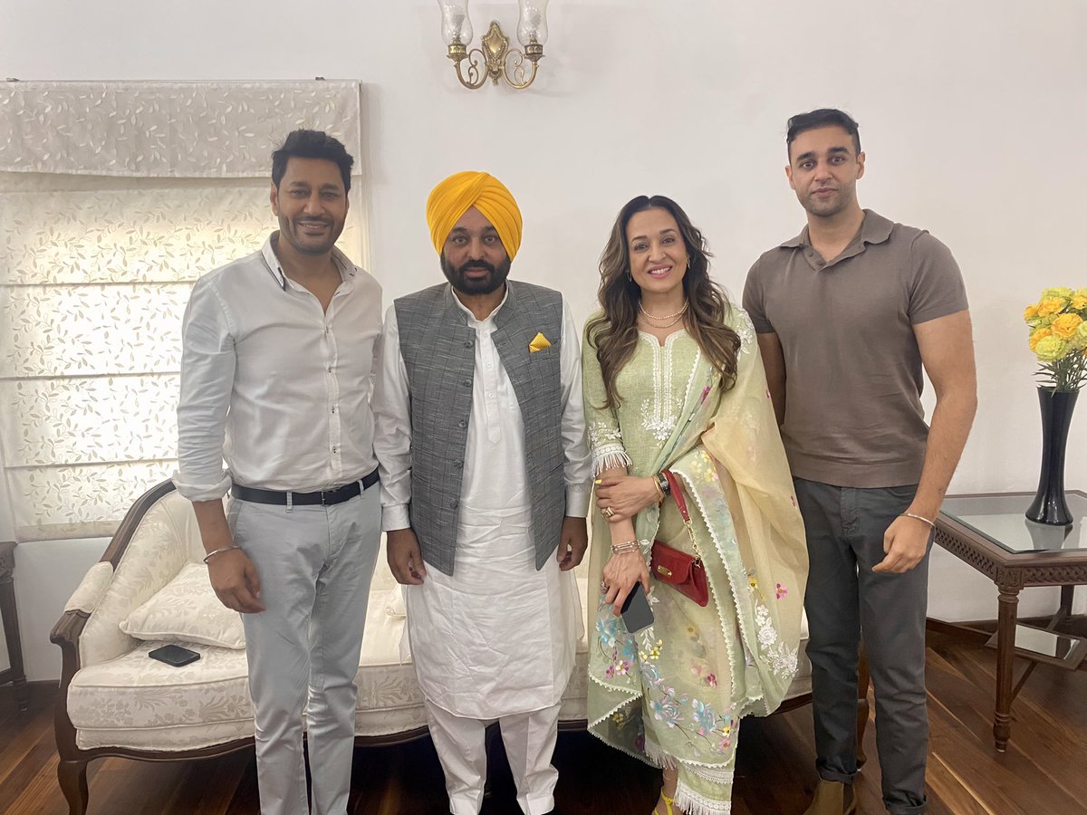 harbhajanmann's tweet image. The family and I, along with Babu Singh Maan Ji, spent some quality time with our honourable CM, Bhagwant Mann at his Chandigarh residence. 

ਮਾਲਕ ਮੇਹਰ ਕਰੇ, ਸੀ ਐਮ ਸਾਹਿਬ ਦਾ ਪੰਜਾਬ ਪ੍ਰਤੀ ਹਰ ਸੁਪਨਾ ਪੂਰਾ ਹੋਵੇ। ਸੱਚੀ ਨੀਅਤ ਨਾਲ ਕੀਤੀ ਜਾ ਰਹੀ ਮਿਹਨਤ ਤੇ ਹਰ ਕੋਸ਼ਿਸ਼ ਨੂੰ ਭਾਗ ਲੱਗਣ🙏🏻

@BhagwantMann