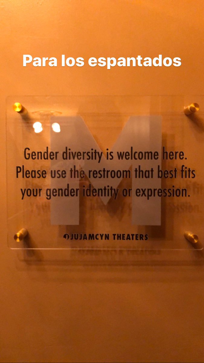 alan_estrada's tweet photo. Para los transfóbicos conservadores: Esta foto la tomé en el St James Theatre en Nueva York, donde se presentaba el musical de Frozen, muchos teatros de nyc tienen este letrero en los baños. Ningún infante ha sido abusado, dejen de usar a los niños para justificar su transfobia. https://t.co/9MOweRfe6z