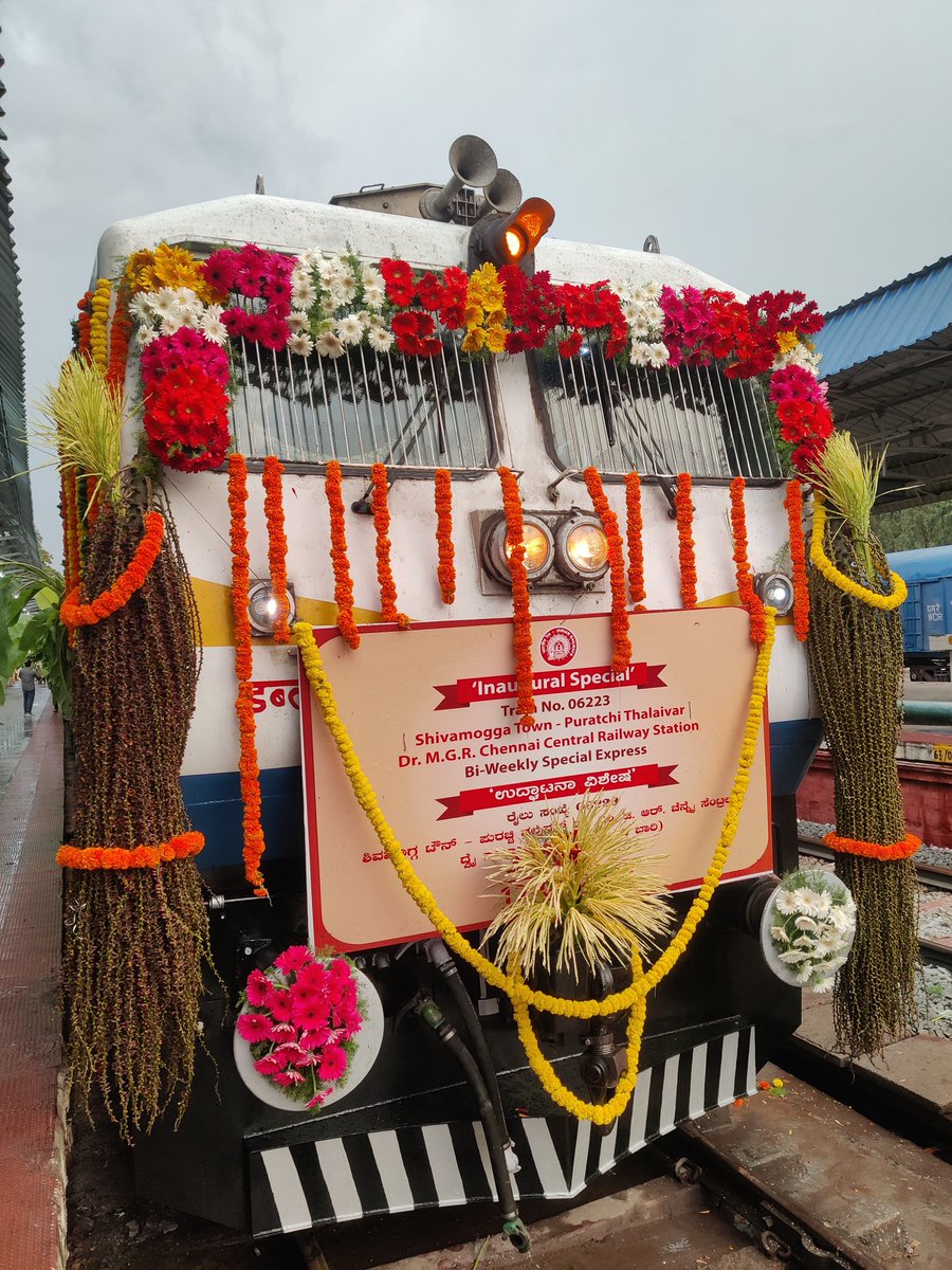 sud9732's tweet photo. INAUGURAL SPECIAL 🎉🎊
#Shivamogga Town MGR #Chennai Central Bi-Weekly Express at Shivamogga Town Railway Station 
@KARailway @SihimogeRailu @HospetRailUsers @TumakuruRailway @CKM_Rail_Users @MysuruRailUsers https://t.co/FVhoyKSuh7