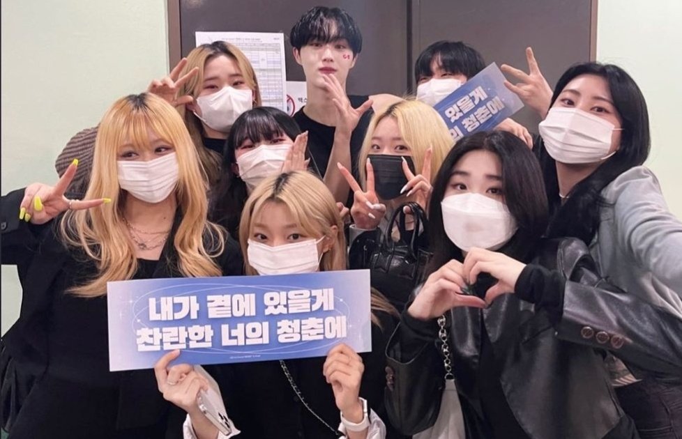 forevercix's tweet photo. CIX with their families 🥺❤️ https://t.co/d4nMGBFmT0