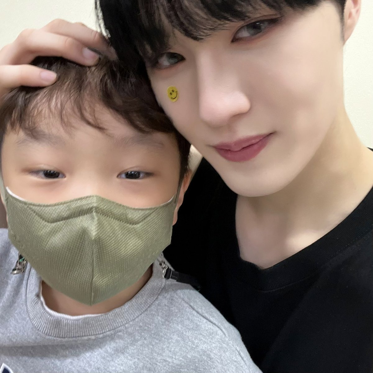 forevercix's tweet photo. CIX with their families 🥺❤️ https://t.co/d4nMGBFmT0
