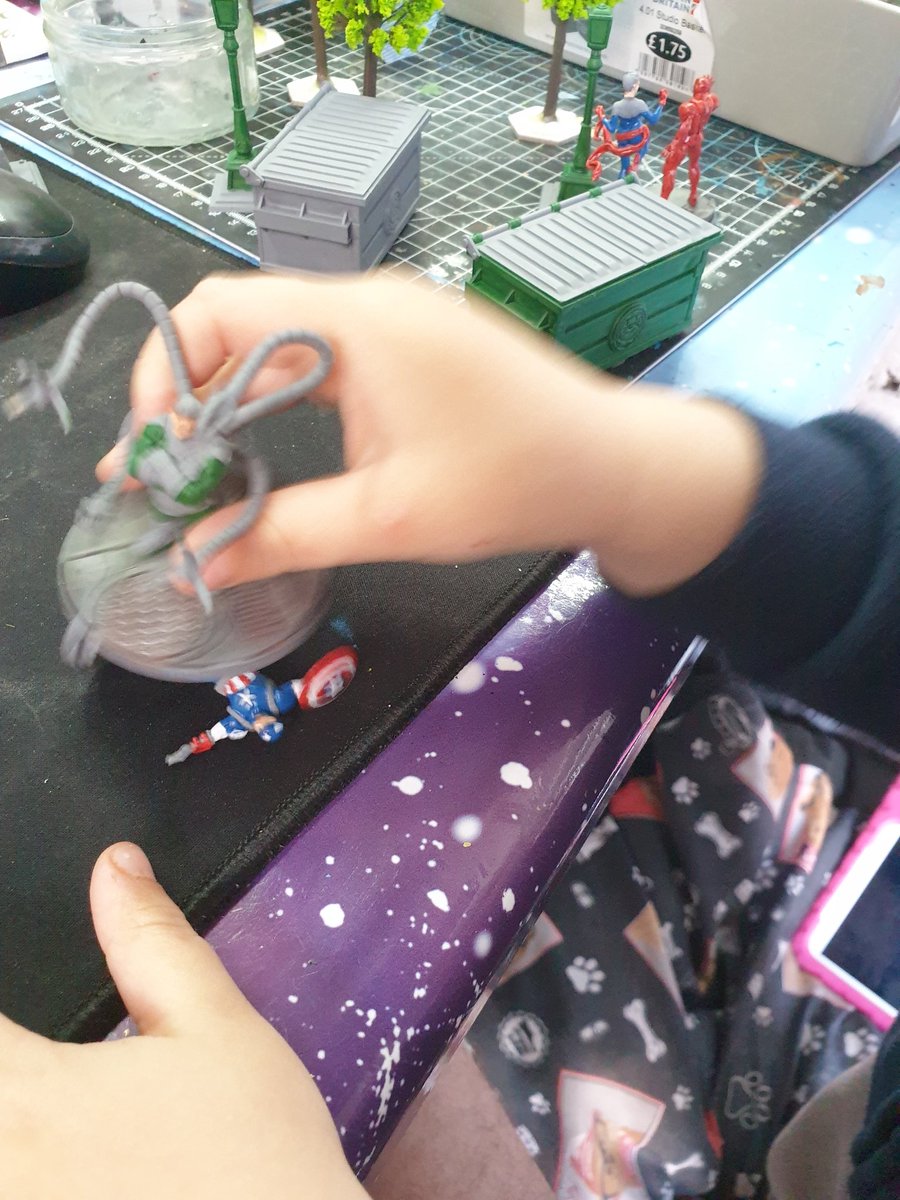 jon_y_'s tweet photo. Cap had been viciously assaulted by Doc Oc whilst Captain Marvel and Ironman chew the fat completely disinterested in the background. A diorama by a 3.5 year old

#marvelcrisisprotocol #hobbytime #sunday #MCP https://t.co/5K1faEJkRw
