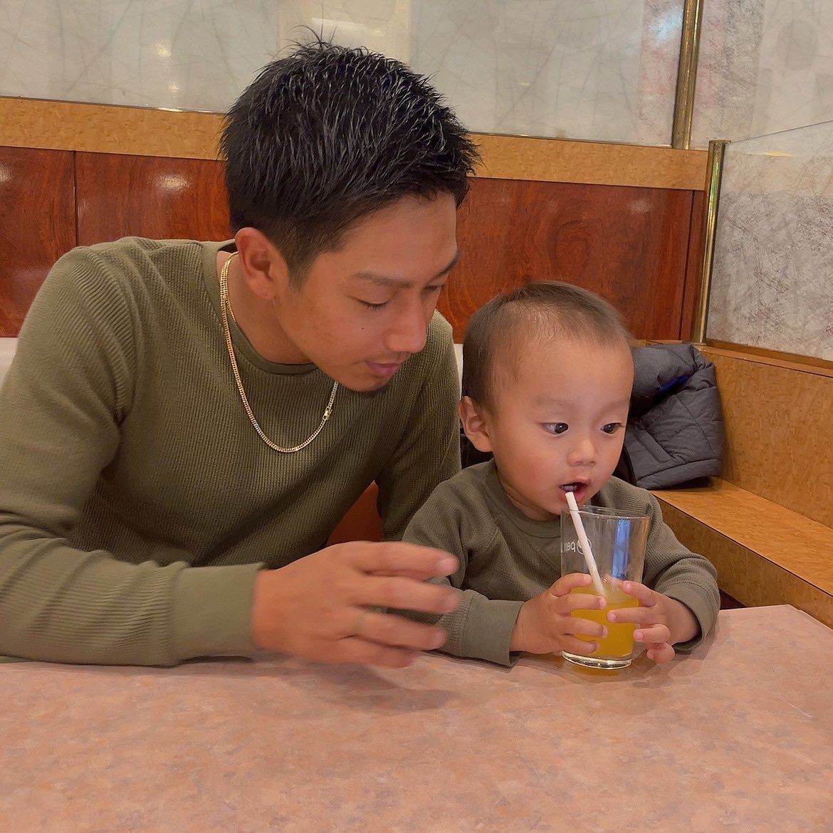 育休もあっという間に終わりで明日から遂に仕事復帰だ！！あっという間に澪斗と毎日一緒に居る生活は終わってしまった😮‍💨寂しいけど保育園でお友達と遊べるしいろんなこと学べるしいいね🥰
今日はママが友達と遊びに行ってる間に男2人でデートして楽しそうでした👨‍👦💙パパありがとう！明日から頑張るぞ✌🏻