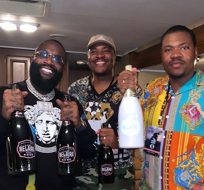 CLSIOGOMES3's tweet photo. MUITO OBRIGADO À TODOS VOCÊS pela presença e pela energia positiva transmitida no show de ontem na Baía de Luanda. Em meu nome e da Clé Entertainment agradecemos mesmo de coração 🙏🏾❤ ROZAY na Casa 🔥🔥🔥 https://t.co/BImkUhpLIA