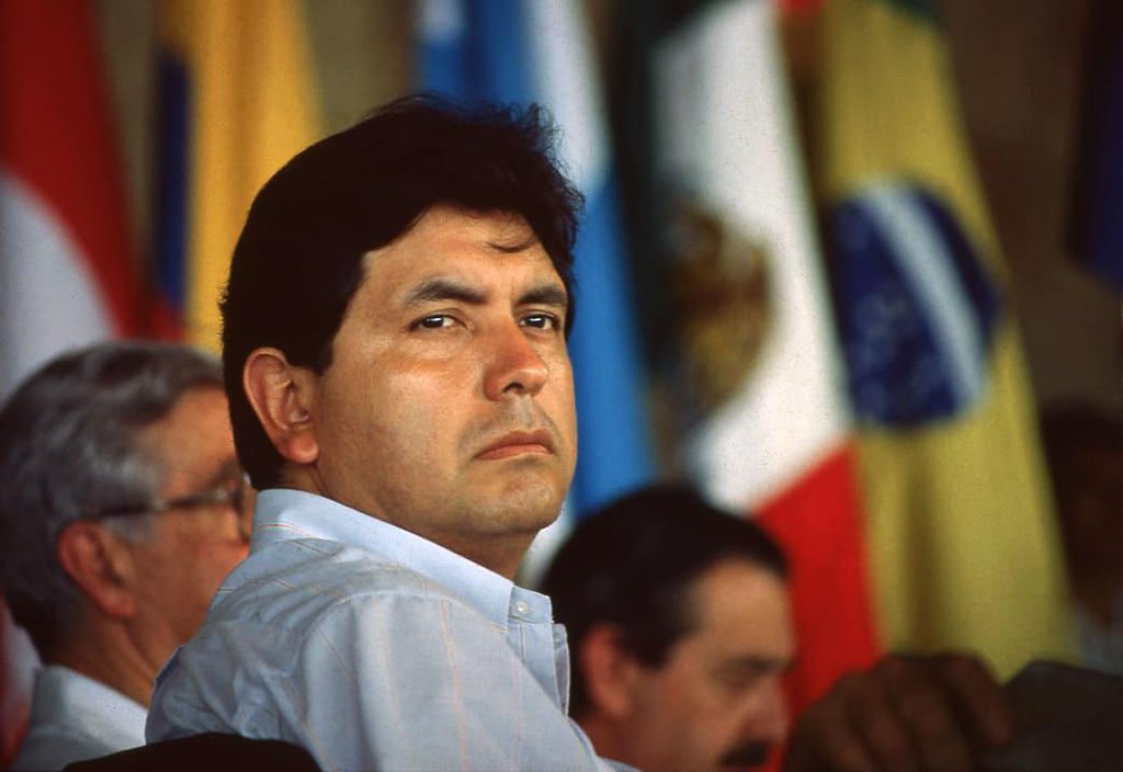 PolloFarsantePe's tweet photo. Un político complejo y controversial que alternó con reyes y con obreros, que conoció la gloria y también el exilio y la persecución, que pasó la 
mitad de su vida resistiendo el fuego de sus enemigos. 
Sea nuestro recuerdo de hoy su triunfo ante la muerte. https://t.co/tAYluZbaR3
