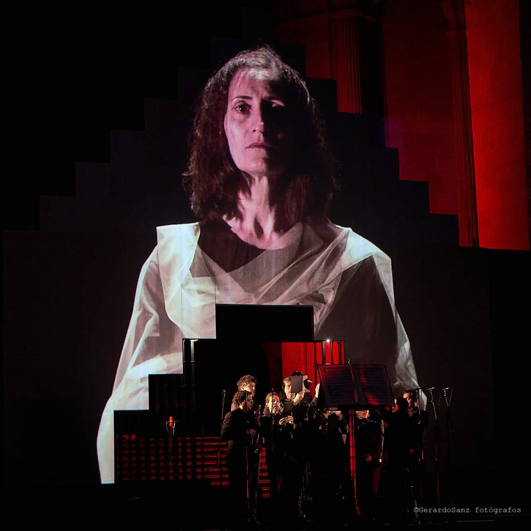 laugomezlacueva's tweet photo. Qué experiencia única hemos vivido esta semana en @LuxinTenebrisTW en @monasterioucles.
Hemos estrenado #EscarbarEnLaLuz de @EusebioCalonge junto a los maravillosos @danserye y #LaAcademiaDeLosNocturnos. Poder disfrutarlos tan de cerca ha sido increíble. 
Sigue👇🏻: https://t.co/iJKbJaPPNf