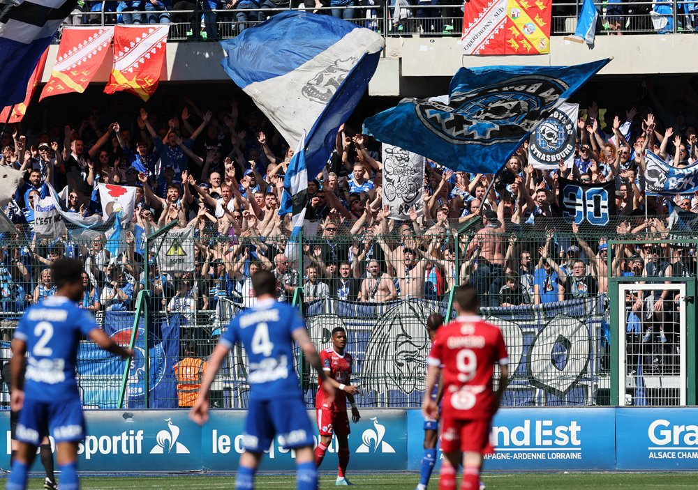 LesSportsDNA's tweet photo. ⚽️ Ils ne sont pas 11, mais un millier : à Troyes, le @RCSA évolue quasiment à domicile! 📸 Jean-Marc Loos #ESTACRCSA #unseulamour #murbleu https://t.co/WgPYpFCGH6