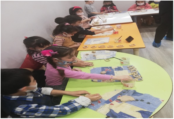 Mevlana Anaokulu koordinatörlüğünde ilkokul ve ortaokul öğrencilerine sanat atölyesindeki malzemeler tanıtılıp, öğrencilere seramik çamuru verilerek kendi özgün tasarımları yapmaları istendi. Ortaya çıkan ürünler fırınlanarak öğrencilere hediye edildi.

<a href="/konyamem/">Konya İl MEM</a>
@seyitalibuyuk